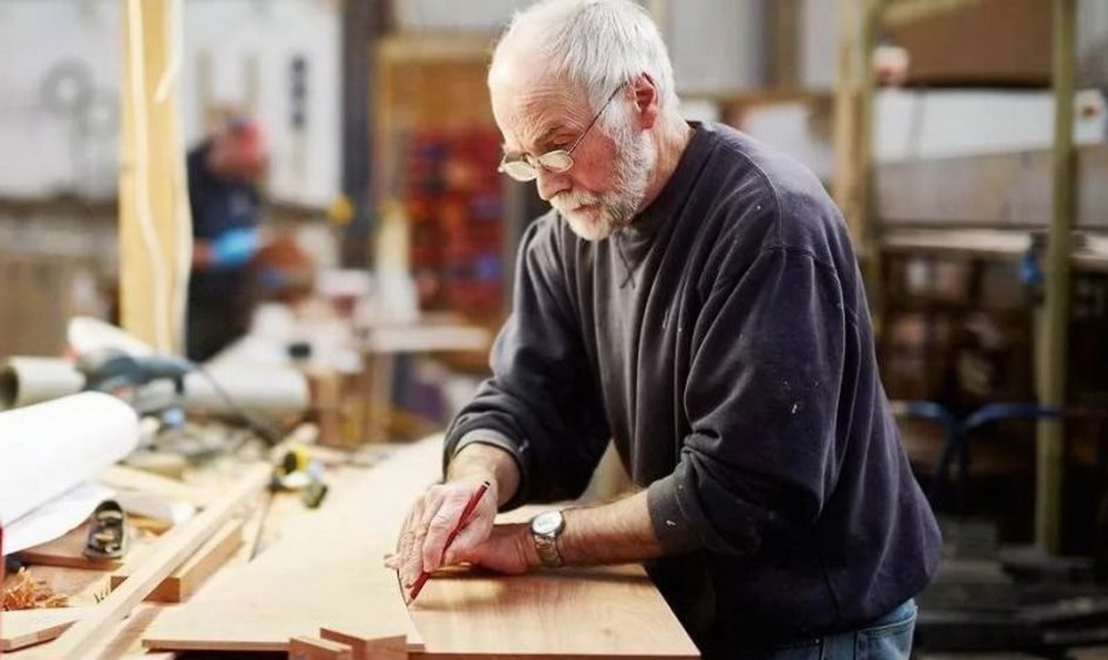мужчина работает на пенсии