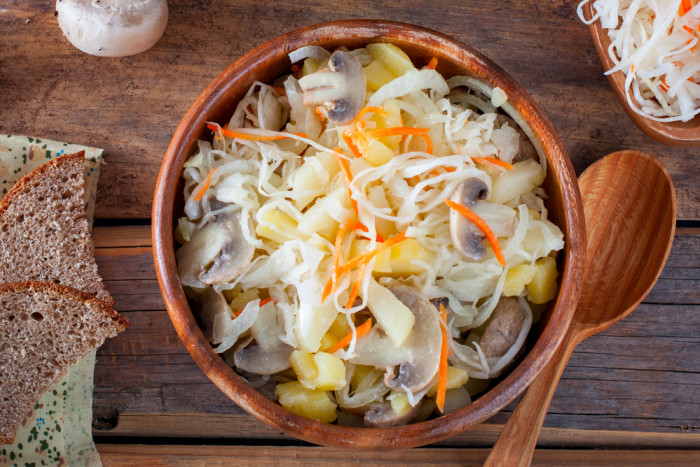 Витаминный салат с капустой, картошкой и грибами. Салат Минский
