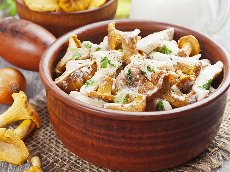 Лисички, запеченные с картошкой в горшочке