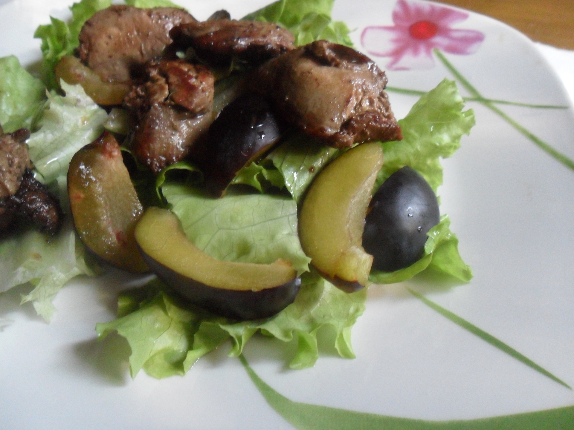 Теплый салат со сливами и куриной печенью