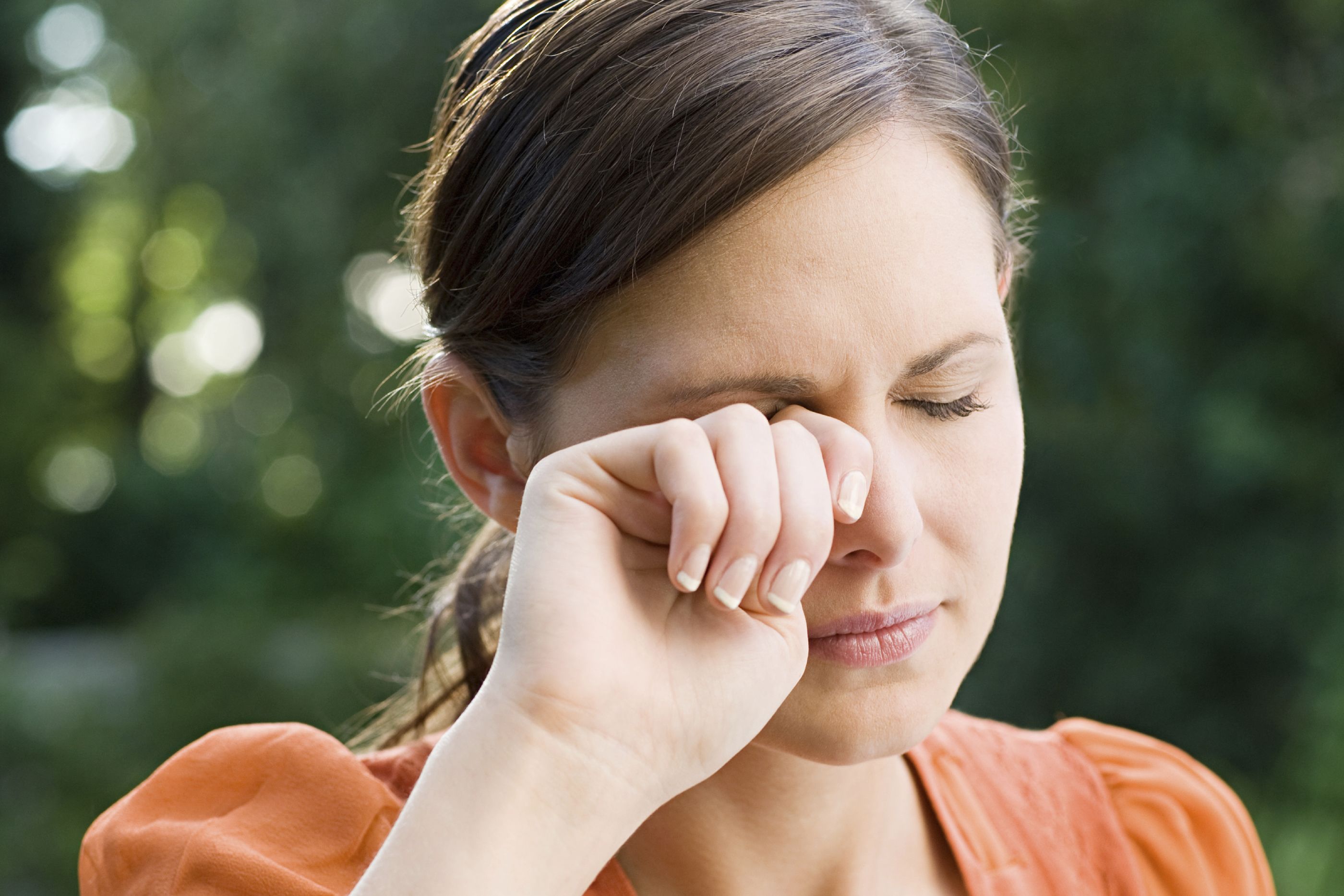 Трогать и тереть глаза