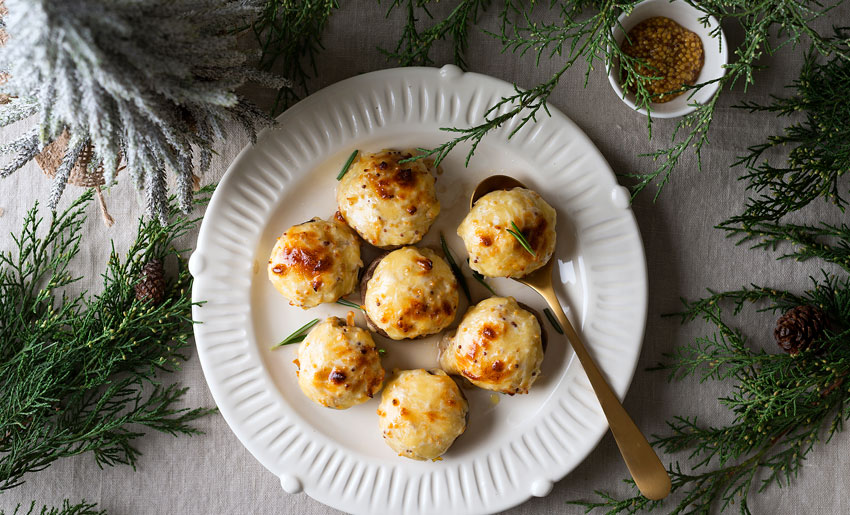 Фаршированные шампиньоны в духовке с сыром