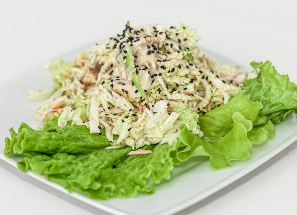 Пикантный салат из курицы с сельдереем