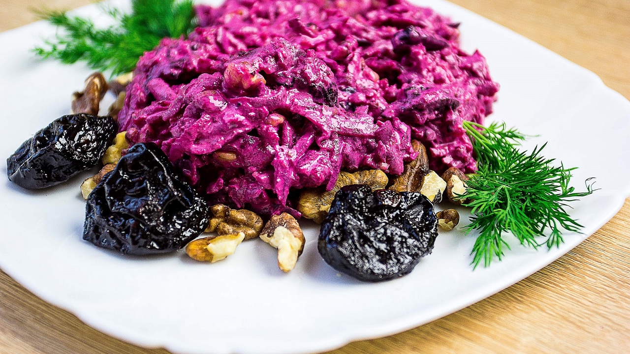 Салат из свеклы с орехами и черносливом