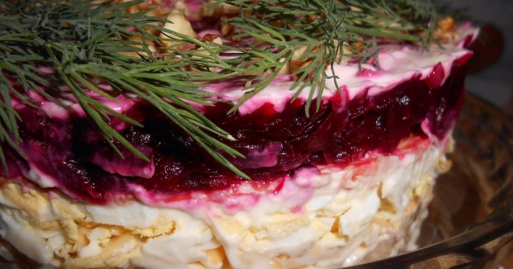 Слоеный салат из свеклы с курицей