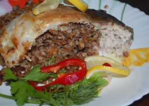 Карп с гречкой и грибами в духовке