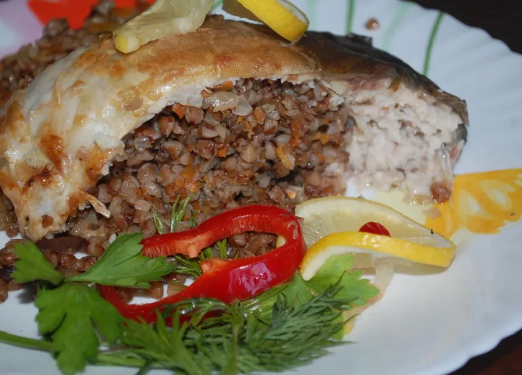 Карп с гречкой и грибами в духовке