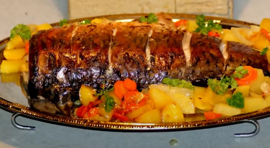 Карп, запеченный в духовке с картошкой