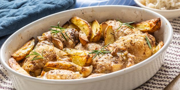 Хрустящий картофель в духовке с курицей