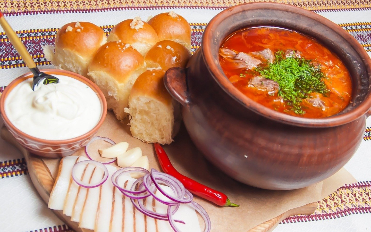 Украинский борщ с пампушками