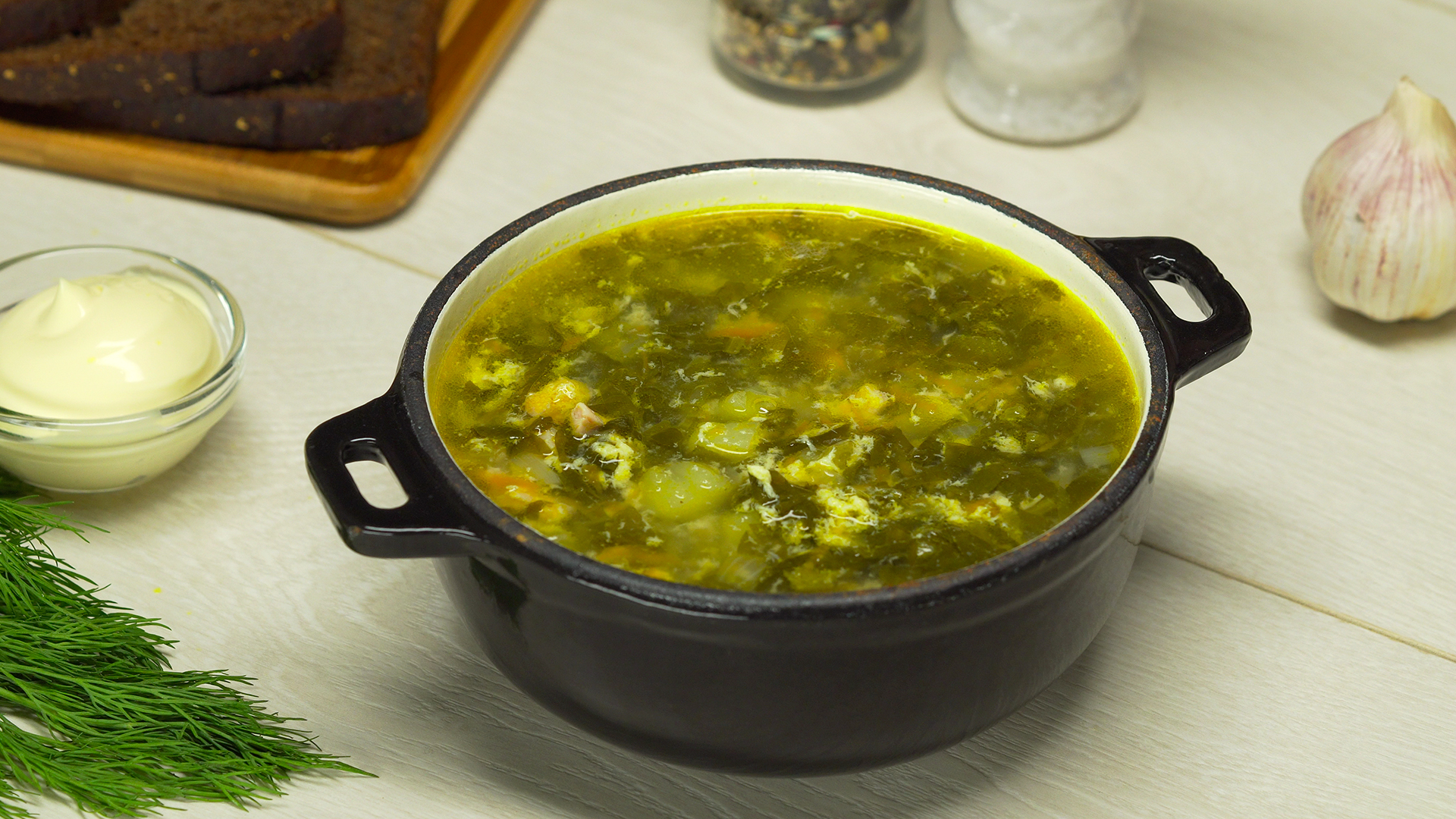 Зеленые щи из щавеля с беконом