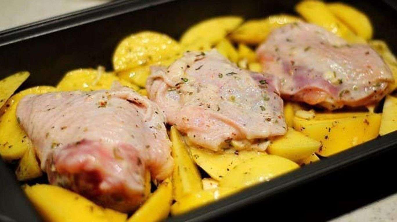 Курица с молодым картофелем в духовке