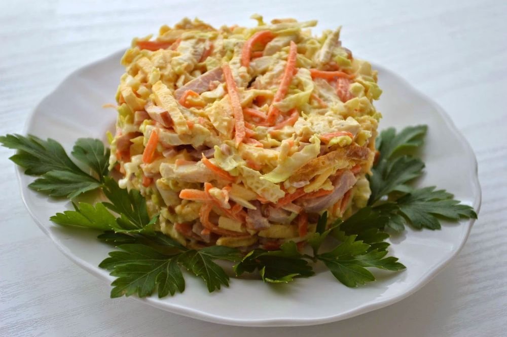 Пикантный салат из свежей капусты с курицей