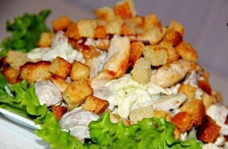 Салат из свежей капусты с ананасом и гренками