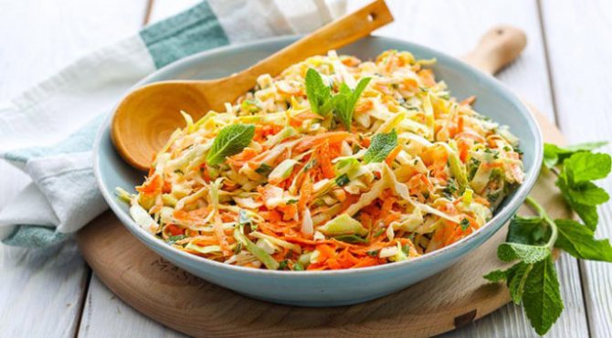 Салат из свежей капусты, моркови с маринованным огурцом