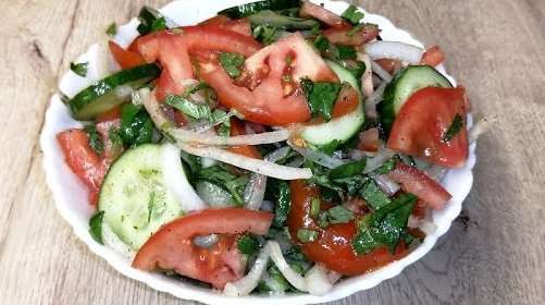 Салат из огурцов, помидоров и лука