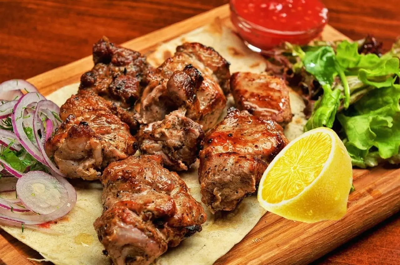 Шашлык, маринованный с лимоном и луком