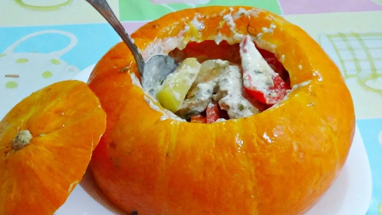 Целая тыква с овощами в духовке
