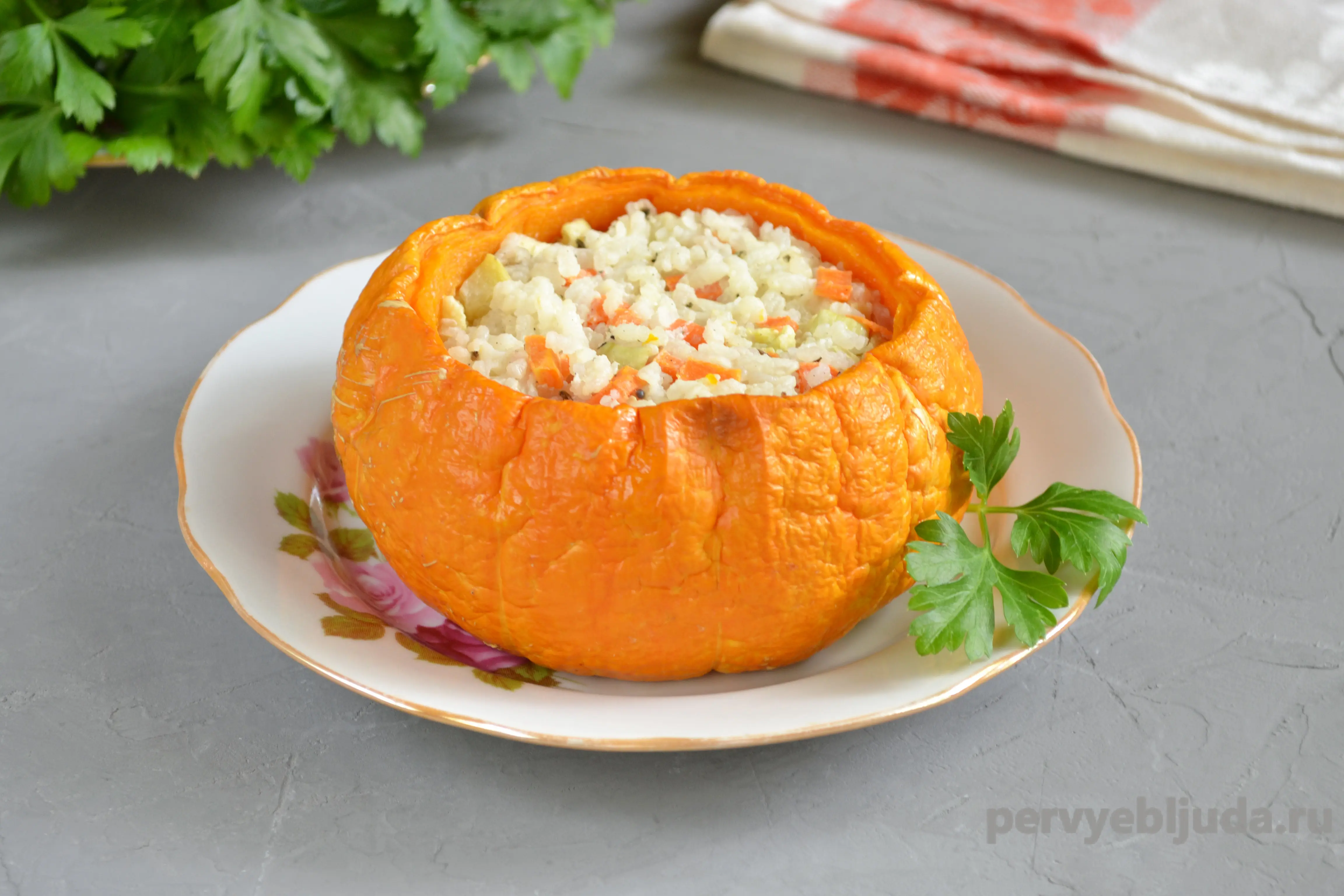 Целая тыква в духовке с курицей и рисом