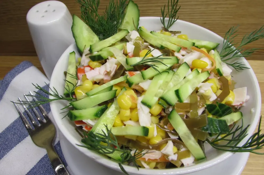 Салат из крабовых палочек и морской капусты