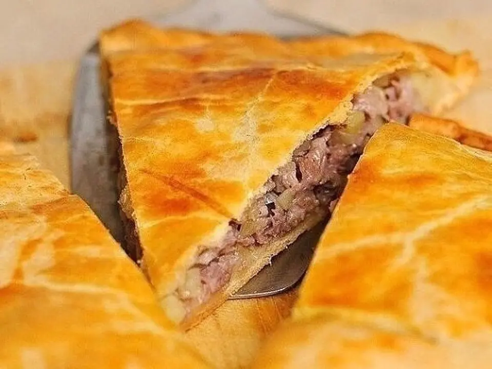 Быстрый пирог на кефире с мясом и сыром