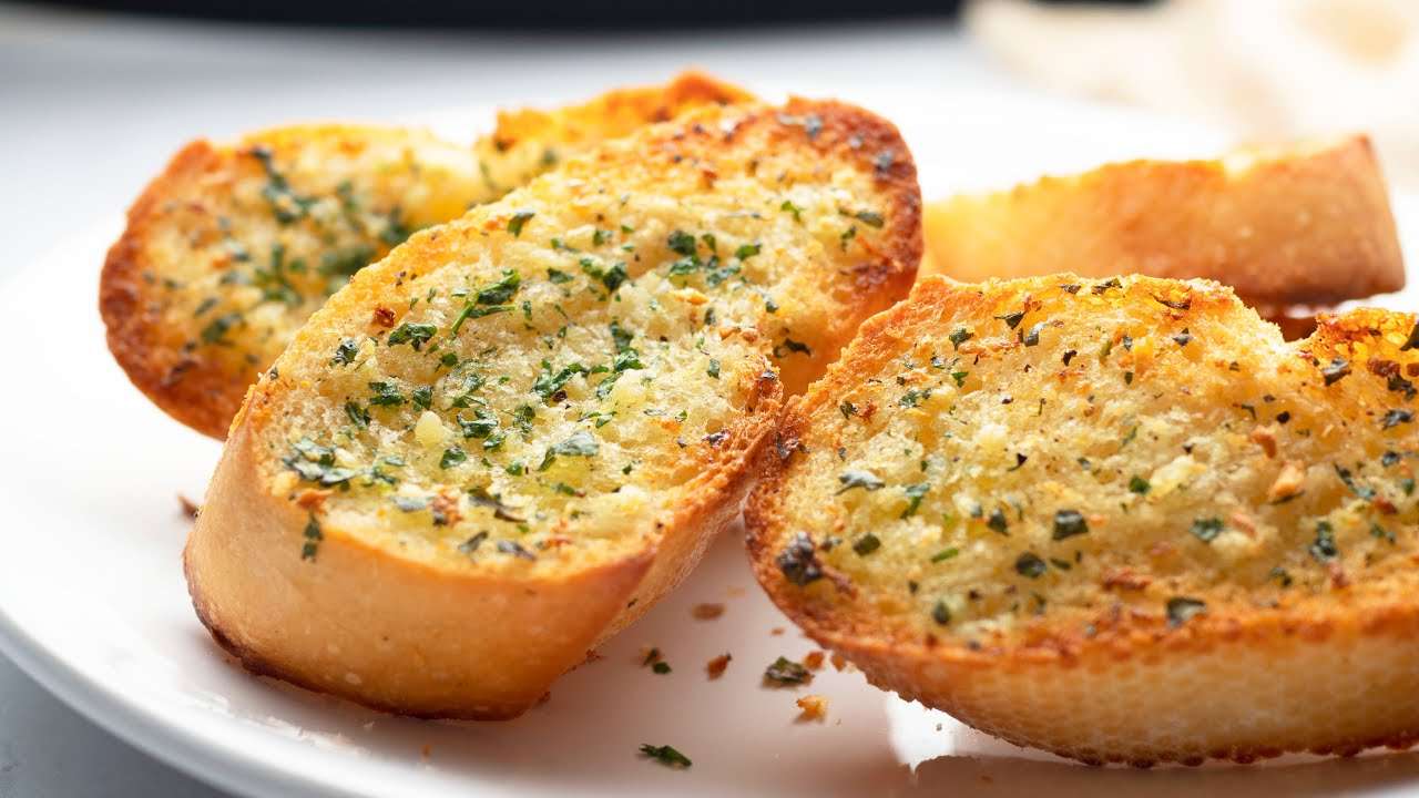 Гренки из белого хлеба с чесноком