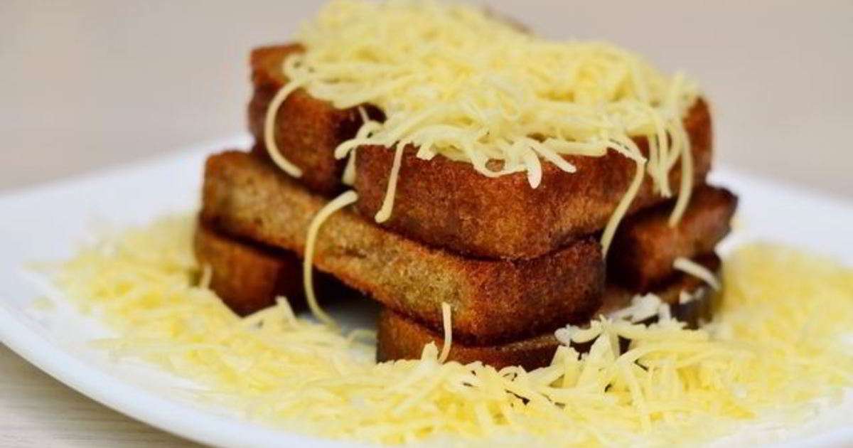 Гренки из черного хлеба с чесноком и сыром