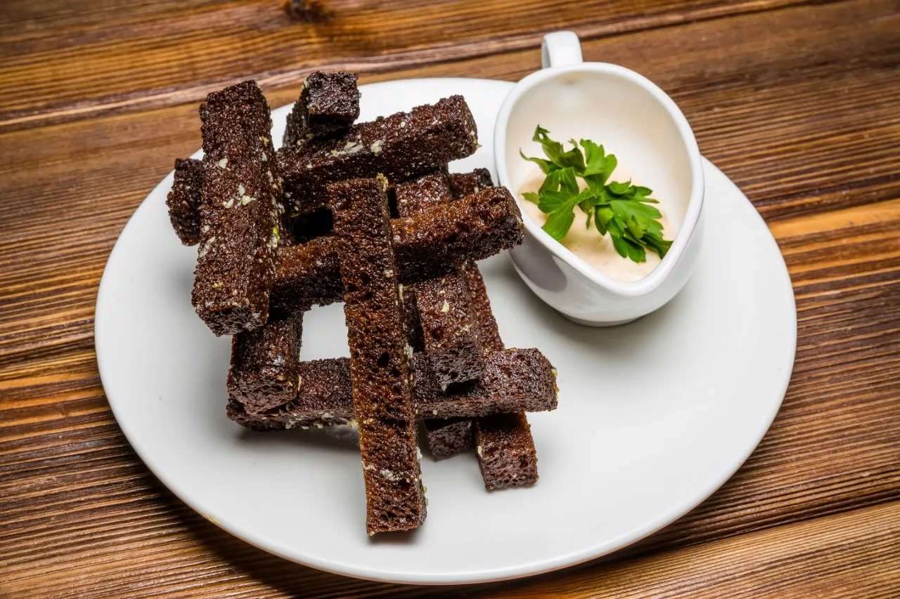 Гренки из черного хлеба с соусом в духовке