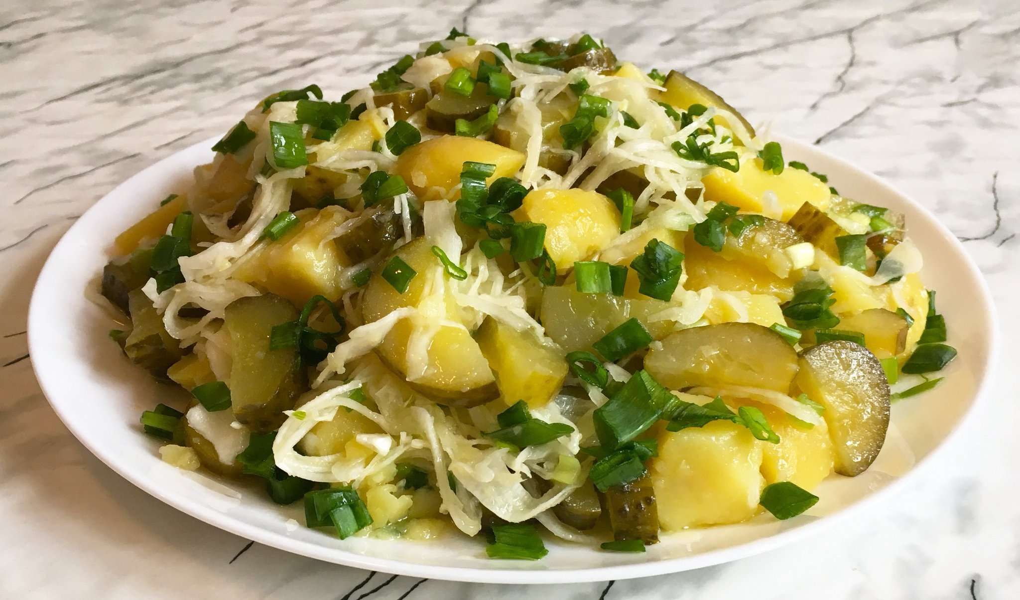 Салат из квашеной капусты с солеными огурцами
