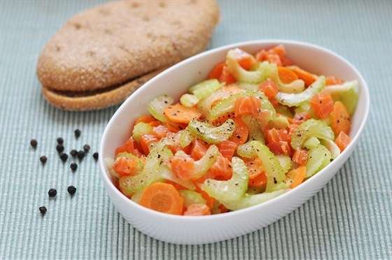 Салат из моркови и сельдерея с оливками