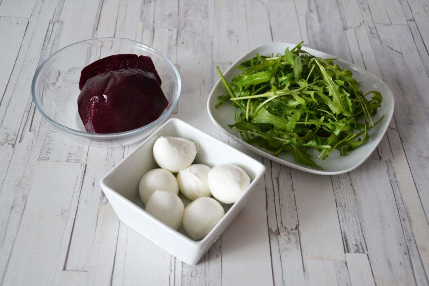 Свекольный салат с сыром и красным луком