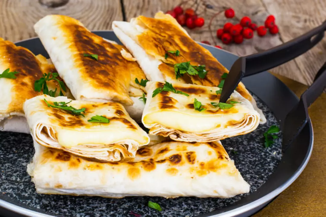 Лаваш с сыром и зеленью на гриле