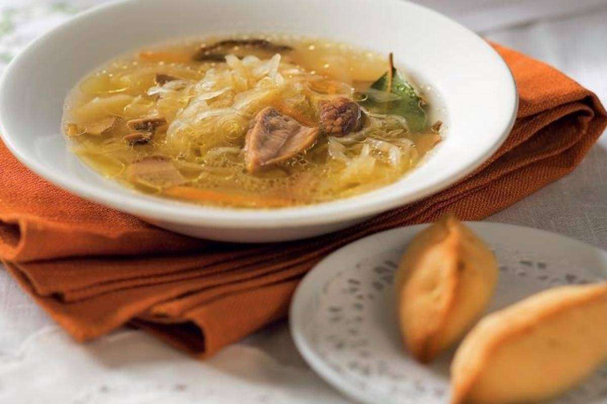 Постные щи из квашеной капусты с грибами