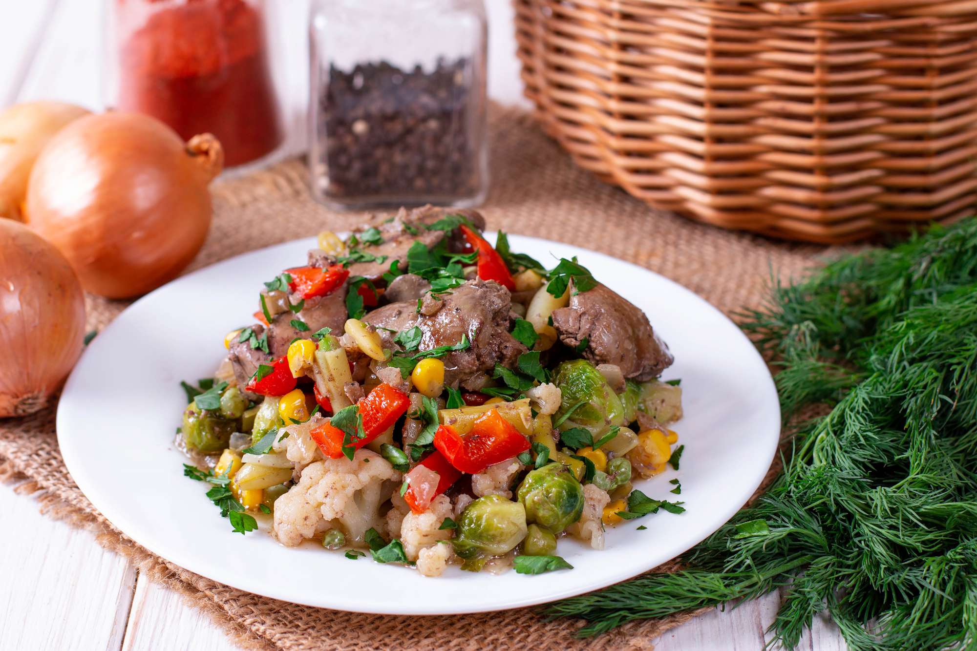 Куриная печень с овощами на сковороде