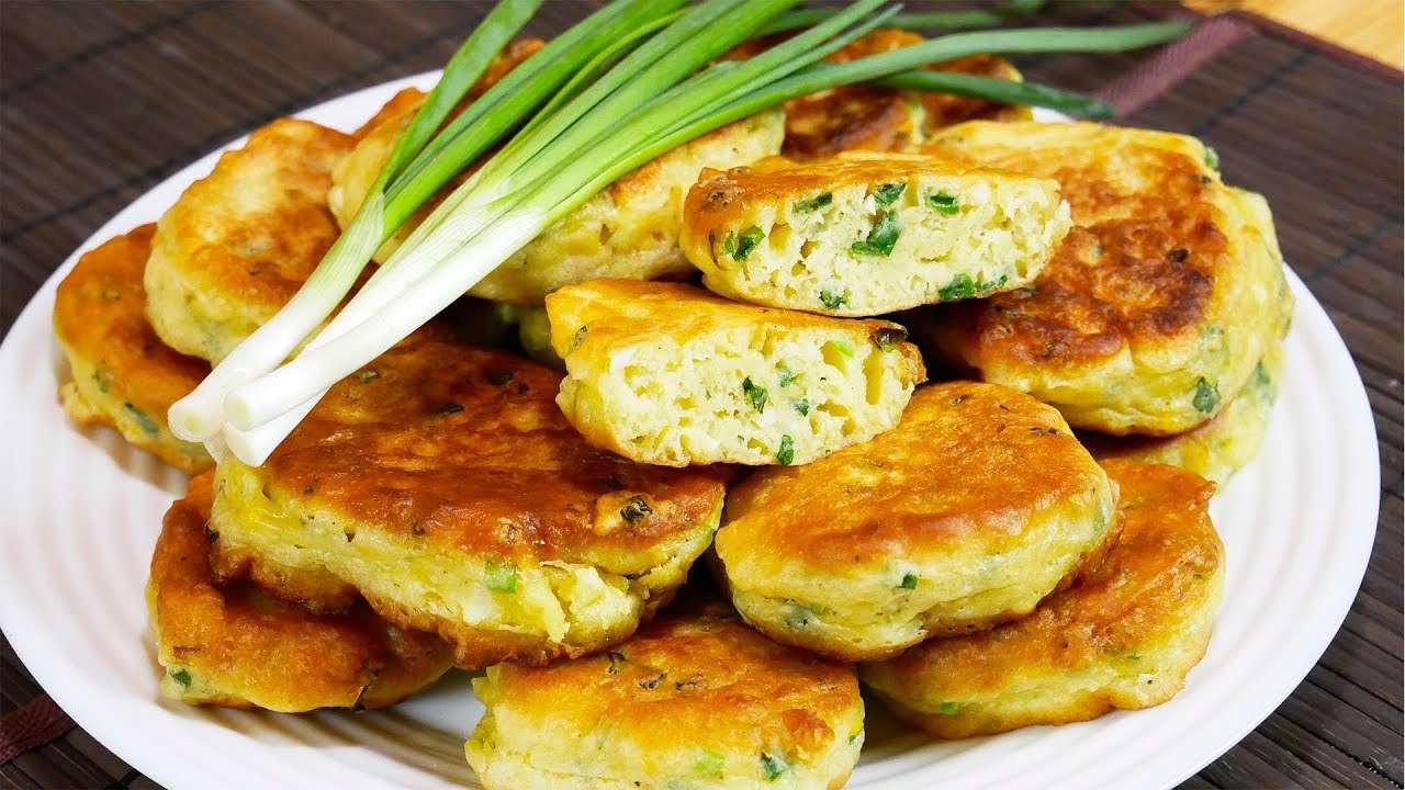 Оладьи на кефире с зеленым луком и яйцом