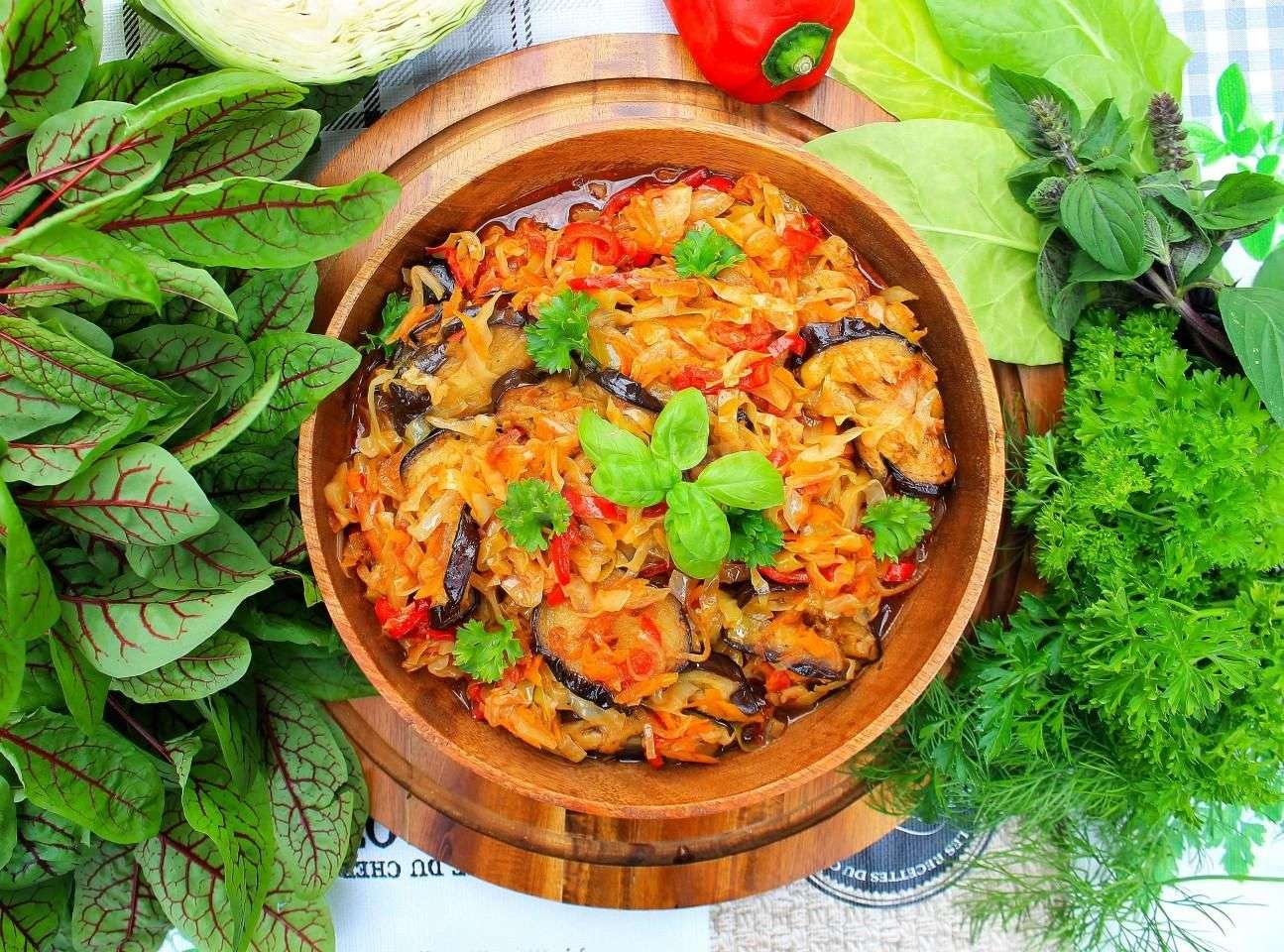 Солянка из капусты с баклажанами