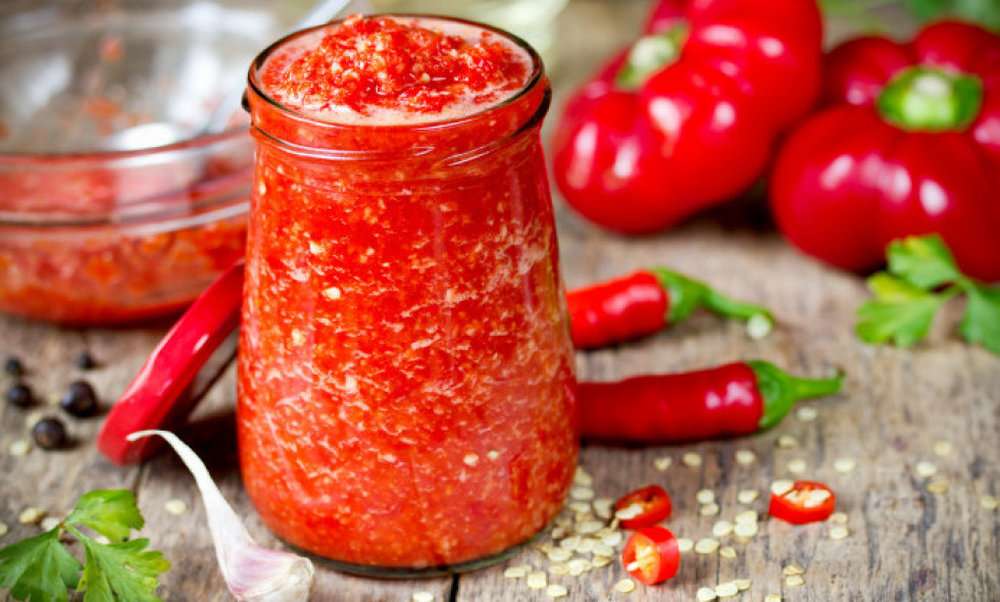 Аджика с чесноком и помидорами без варки