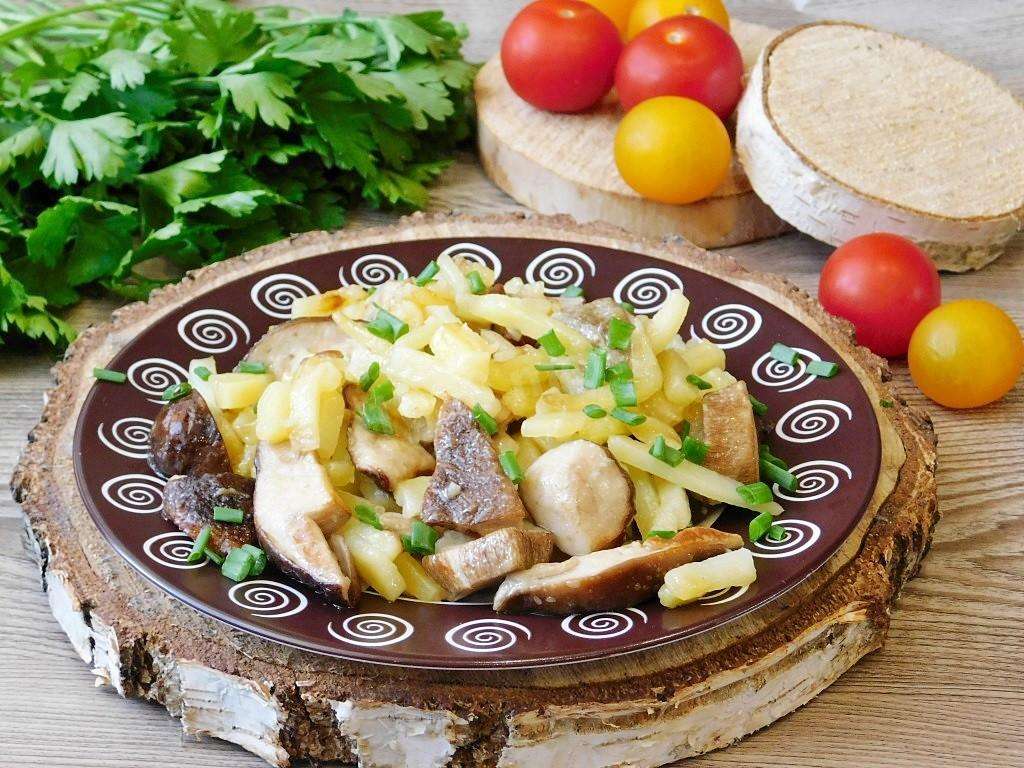 Картошка с белыми грибами на сковороде
