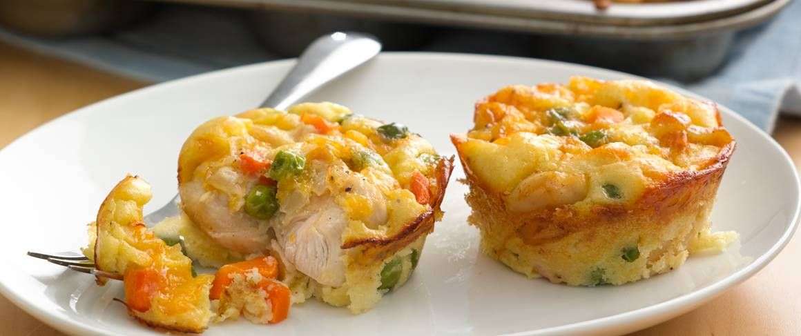 Закусочные маффины на кефире с ветчиной и овощами