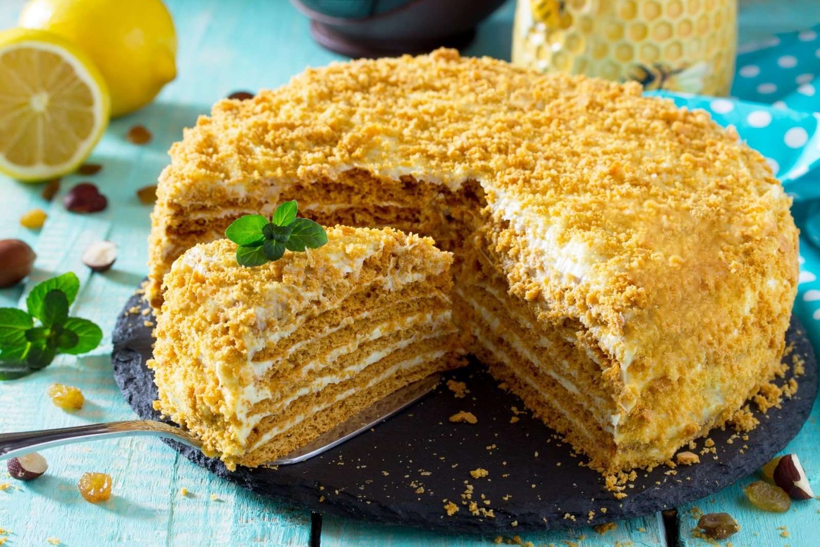 Медовик с вареной сгущенкой и сметаной