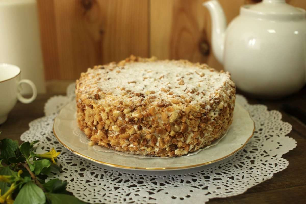 простой медовик с орехами