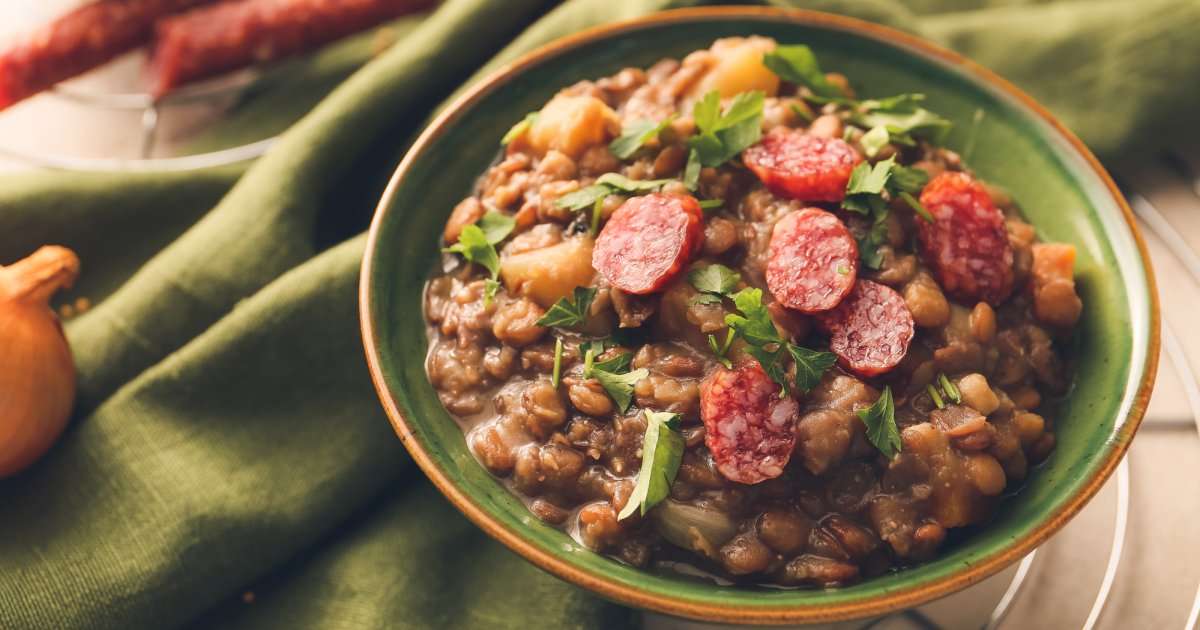 чечевица с колбасками