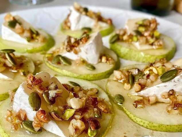 Канапе из яблок и сыра бри с орехами - Закуски для фуршета 