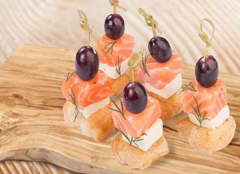 Канапе с чиабаттой и лососем - Закуски для фуршета канапе на шпажках