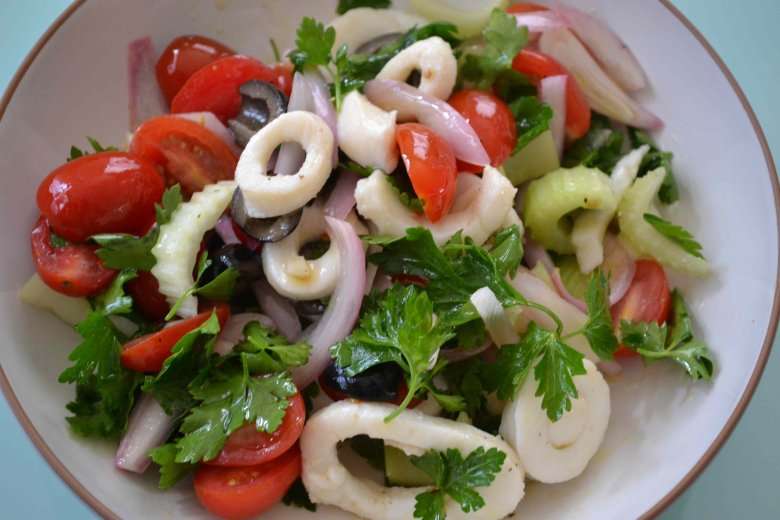 Салат из кальмаров и миндаля