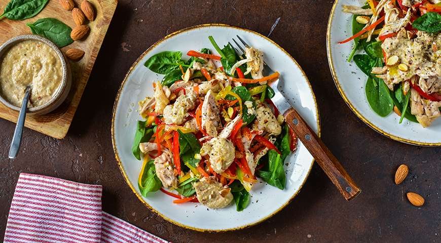Салат с курицей и острым персиковым соусом