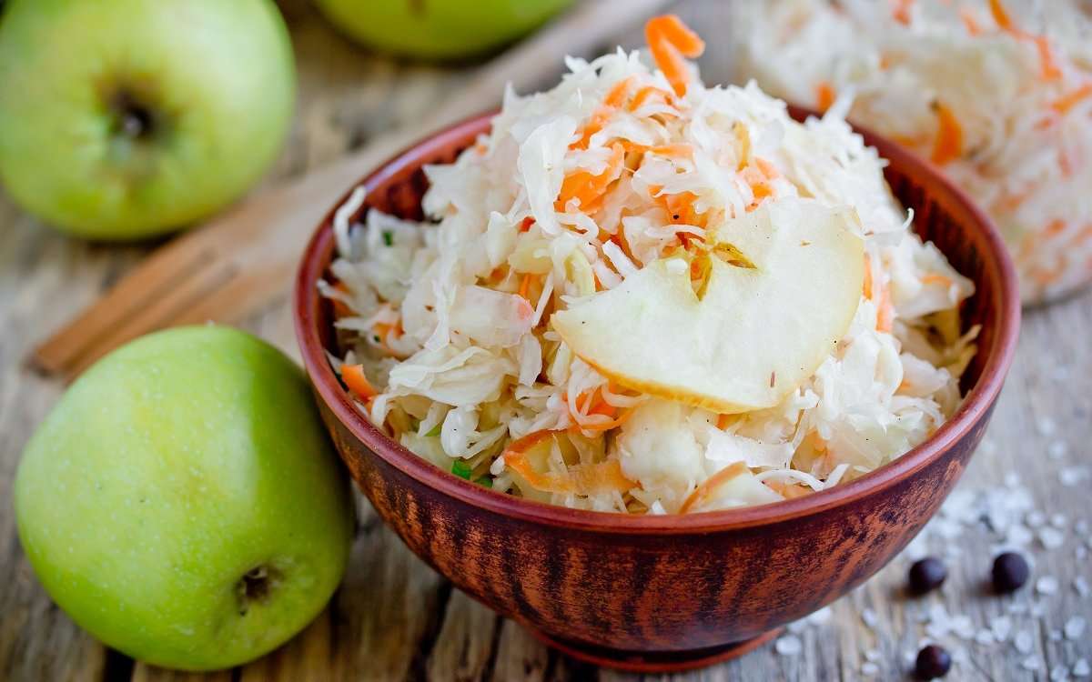 Салат из квашеной капусты с яблоками