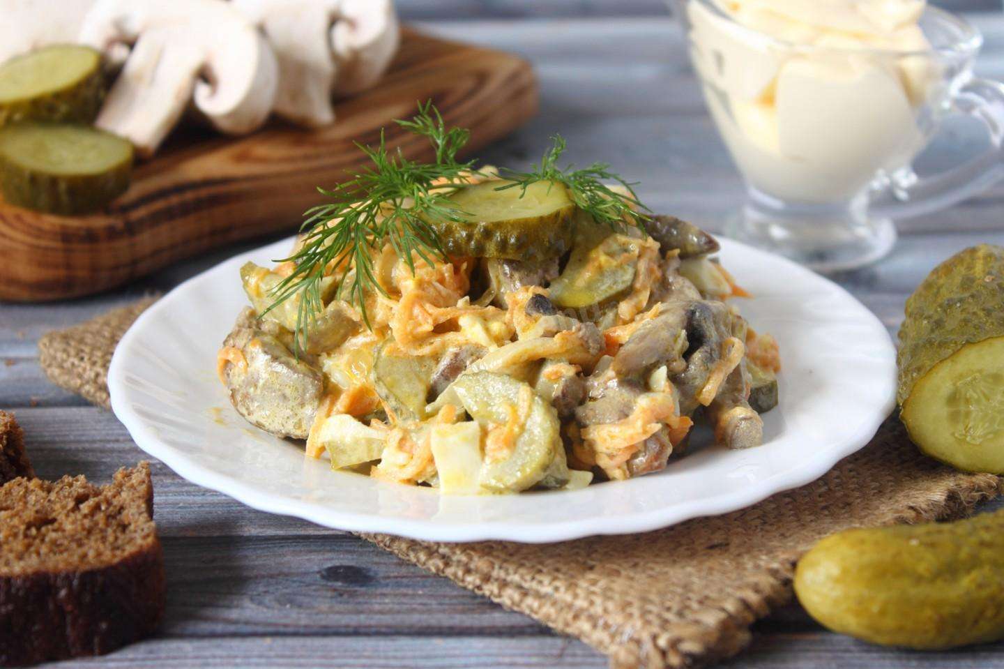 Салат с куриной печенью и грибами