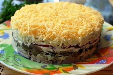 Слоеный салат с маринованными грибами и копченой курицей