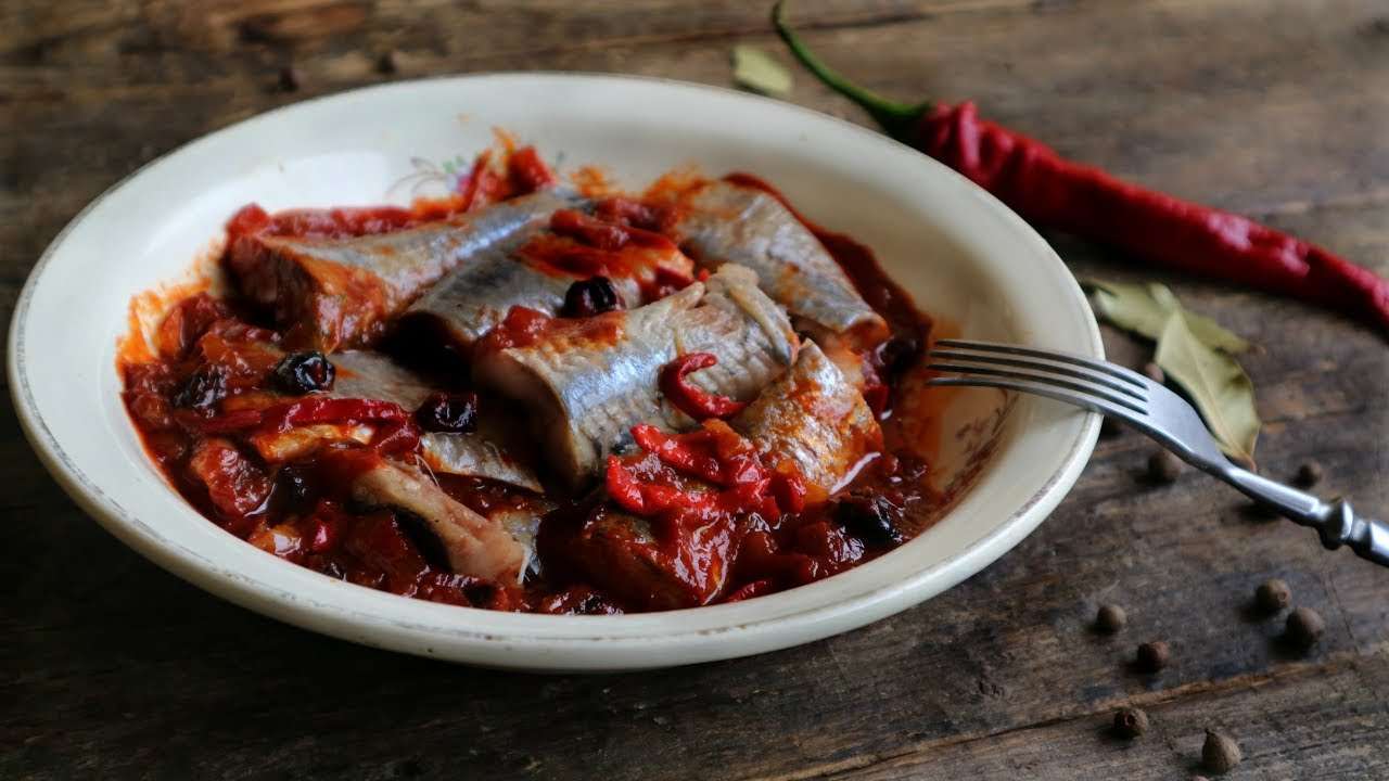 Сельдь с клюквой и изюмом